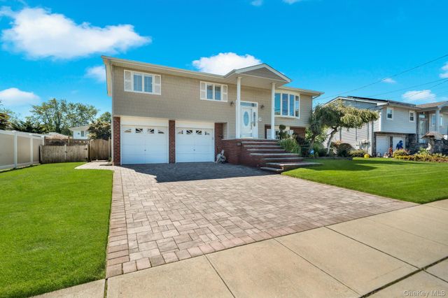 113 N Lewis Avenue, Lindenhurst, NY 11757