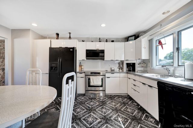 113 N Lewis Avenue, Lindenhurst, NY 11757