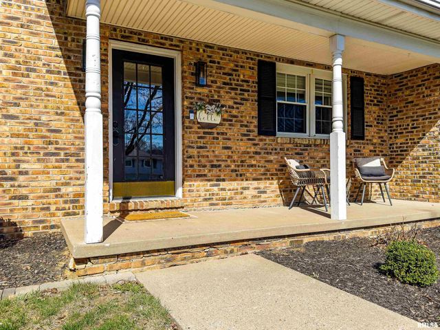 401 ILLINI Drive, East Peoria, IL 61611