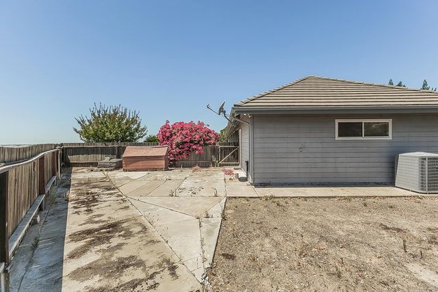 14404 Killarney Drive, Madera, CA 93636