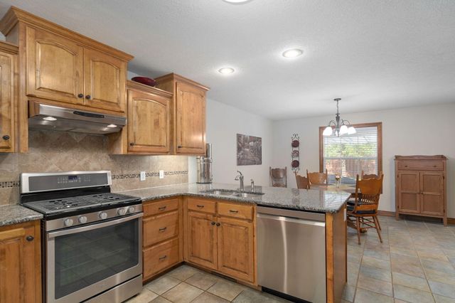 3624 N Bridgewood Avenue N, Springfield, MO 65803