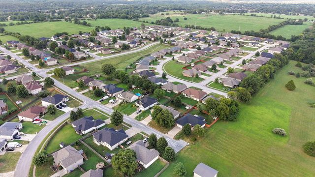3624 N Bridgewood Avenue N, Springfield, MO 65803