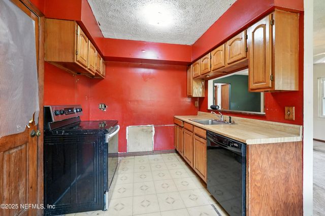 943 NOAH Road, Jacksonville, FL 32218
