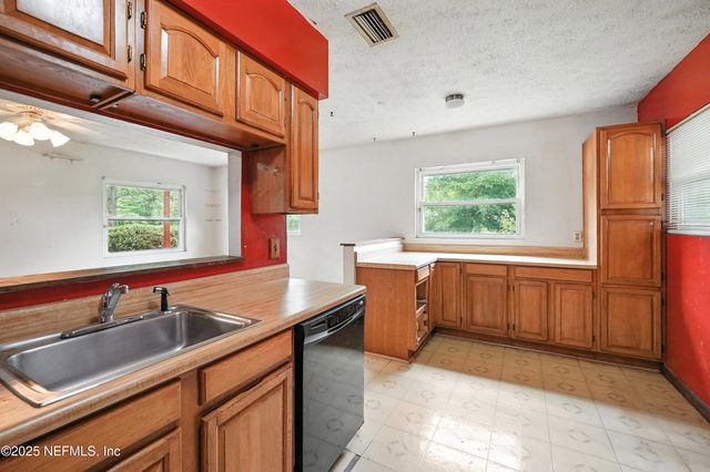943 NOAH Road, Jacksonville, FL 32218