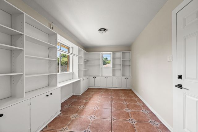 2 Lincolnshire Circle, Bedford, TX 76021