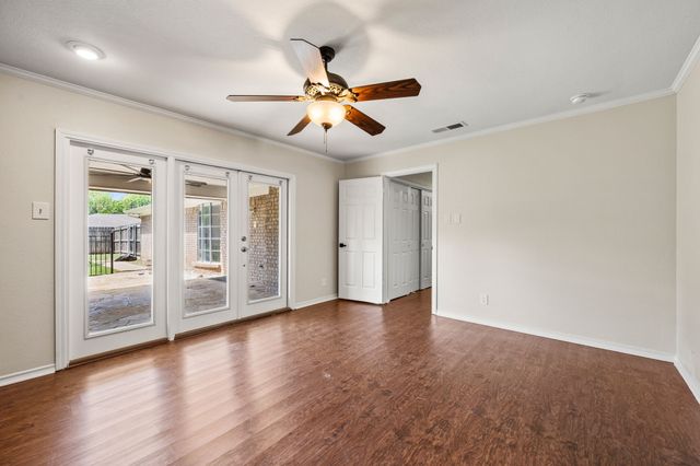 2 Lincolnshire Circle, Bedford, TX 76021