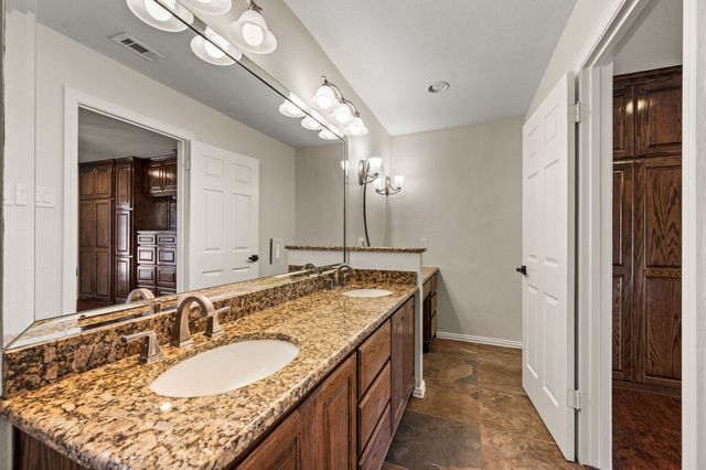 2 Lincolnshire Circle, Bedford, TX 76021