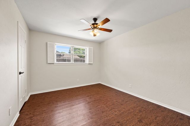 2 Lincolnshire Circle, Bedford, TX 76021