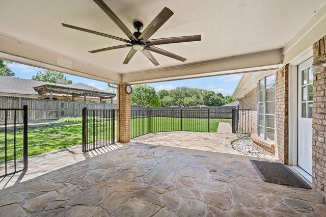 2 Lincolnshire Circle, Bedford, TX 76021