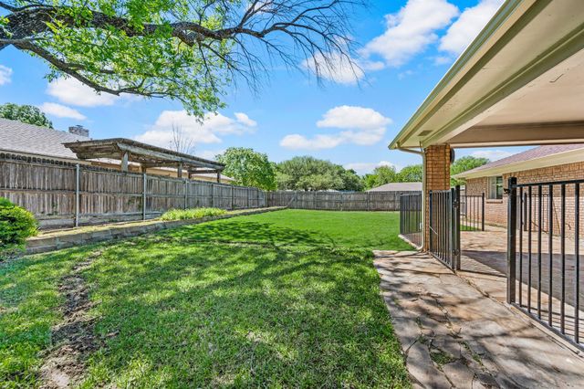2 Lincolnshire Circle, Bedford, TX 76021