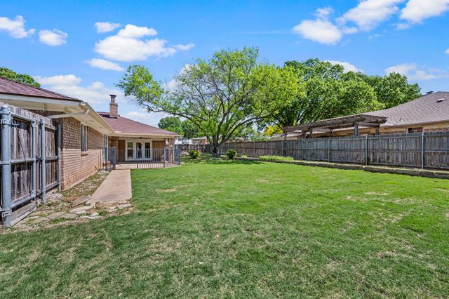 2 Lincolnshire Circle, Bedford, TX 76021