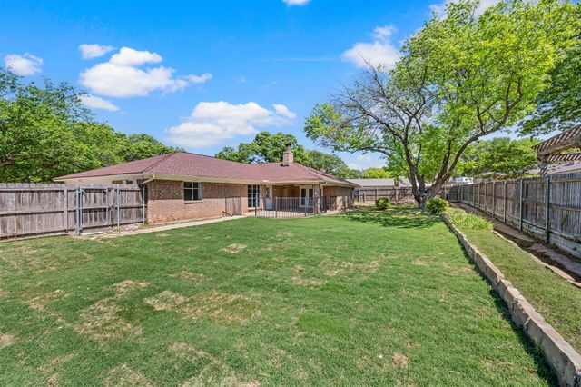 2 Lincolnshire Circle, Bedford, TX 76021