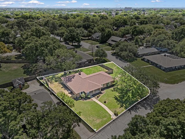 2 Lincolnshire Circle, Bedford, TX 76021