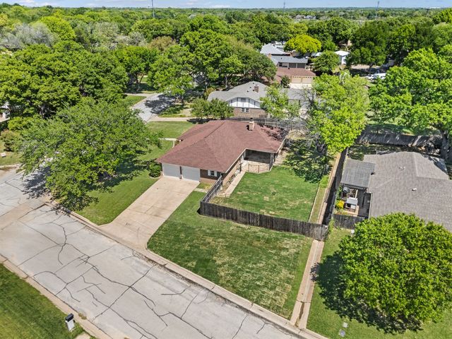 2 Lincolnshire Circle, Bedford, TX 76021