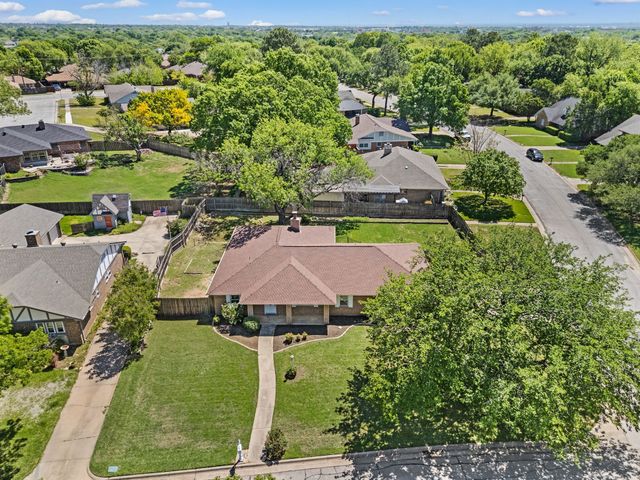 2 Lincolnshire Circle, Bedford, TX 76021