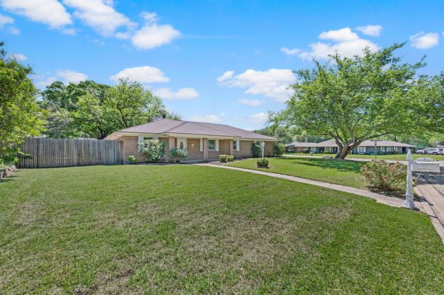 2 Lincolnshire Circle, Bedford, TX 76021