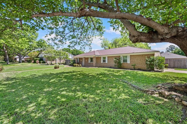 2 Lincolnshire Circle, Bedford, TX 76021