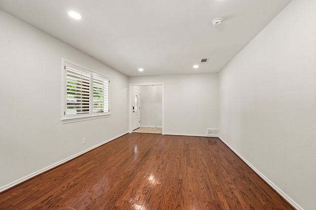 2 Lincolnshire Circle, Bedford, TX 76021