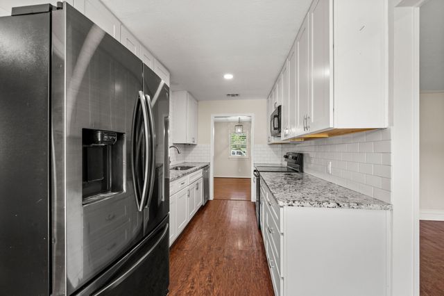 2 Lincolnshire Circle, Bedford, TX 76021