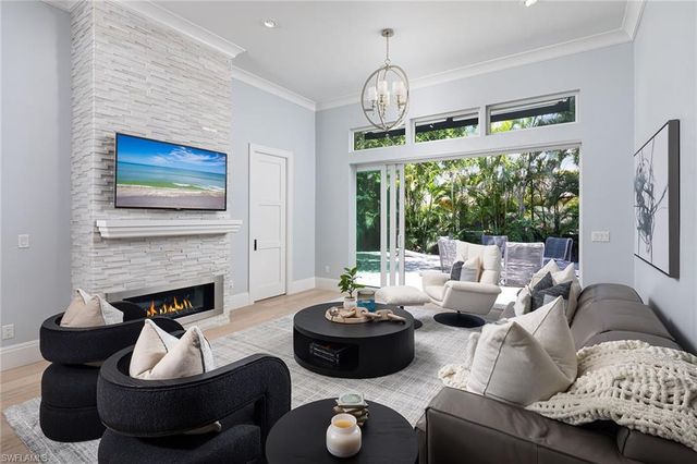 2036 Laguna WAY, Naples, FL 34109