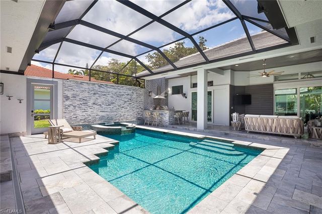 2036 Laguna WAY, Naples, FL 34109