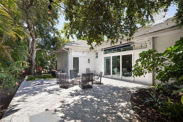 2036 Laguna WAY, Naples, FL 34109