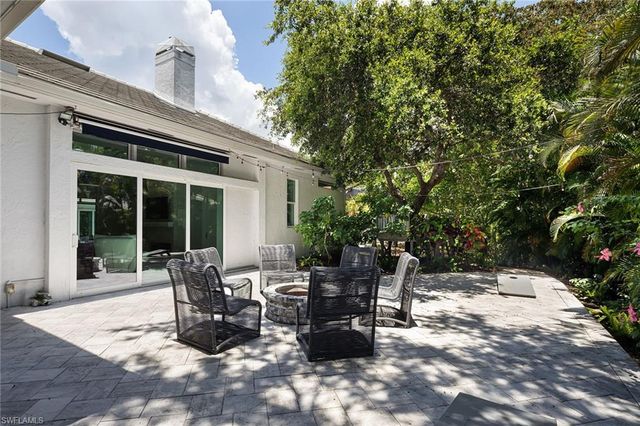 2036 Laguna WAY, Naples, FL 34109