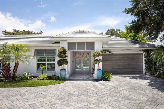 2036 Laguna WAY, Naples, FL 34109