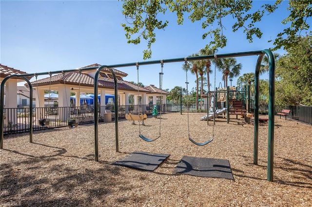 2036 Laguna WAY, Naples, FL 34109