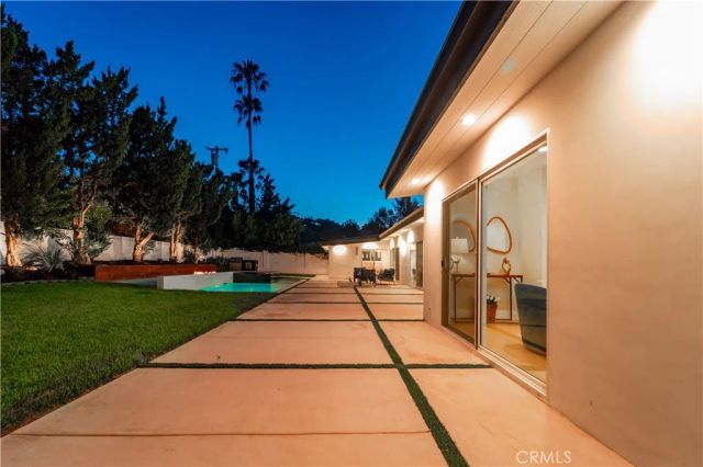 24320 Bessemer Street, Woodland Hills, CA 91367