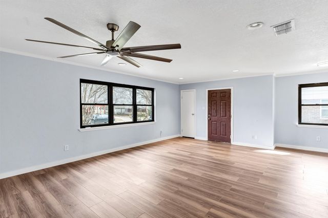 907 W Bridge, Granbury, TX 76048
