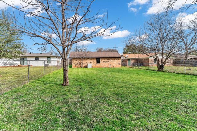907 W Bridge, Granbury, TX 76048