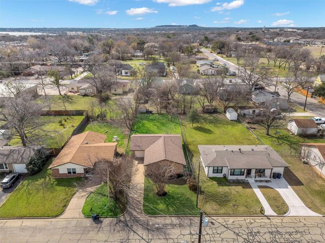 907 W Bridge, Granbury, TX 76048