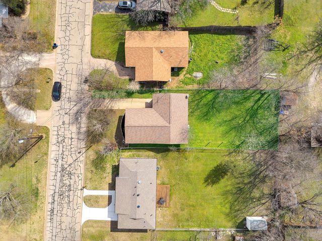 907 W Bridge, Granbury, TX 76048
