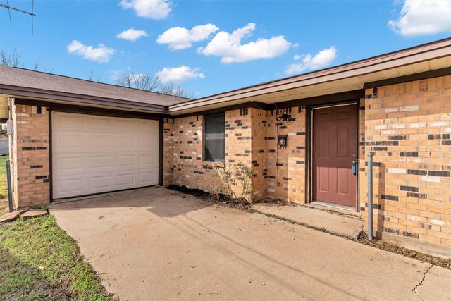 907 W Bridge, Granbury, TX 76048