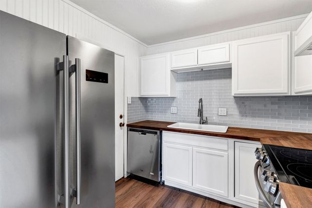 907 W Bridge, Granbury, TX 76048
