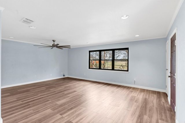 907 W Bridge, Granbury, TX 76048