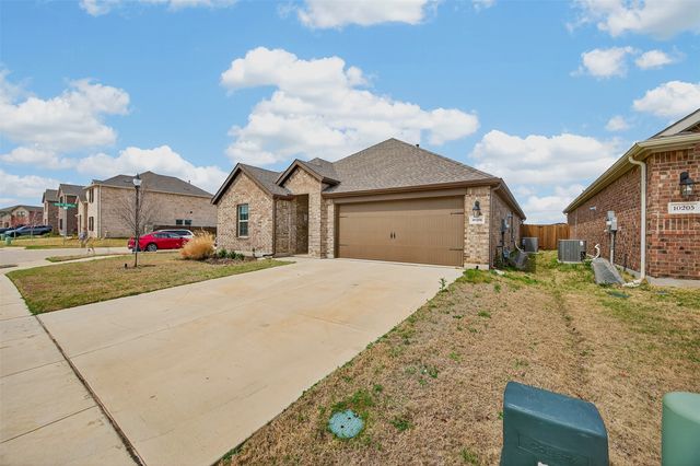 10201 Torch Light Lane, Aubrey, TX 76227