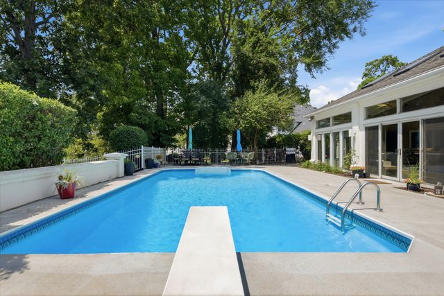 4202 Royal Fox Drive, St. Charles, IL 60174