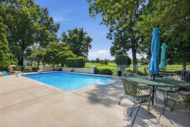 4202 Royal Fox Drive, St. Charles, IL 60174