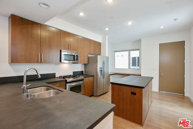 6001 Carlton Way 204, Los Angeles, CA 90028