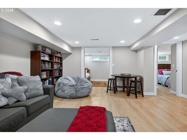 2633 Ne CESAR E CHAVEZ Blvd, Portland, OR 97212