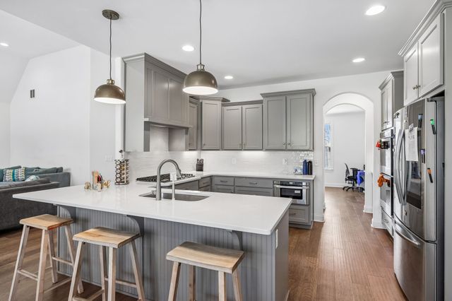 1094 Dorset Dr, Hendersonville, TN 37075