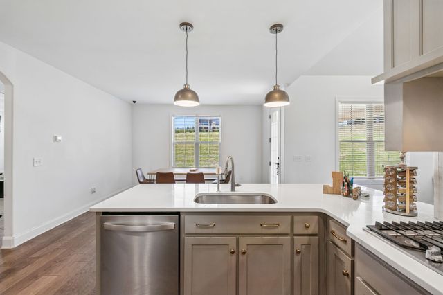 1094 Dorset Dr, Hendersonville, TN 37075