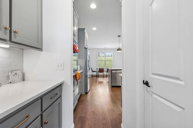 1094 Dorset Dr, Hendersonville, TN 37075