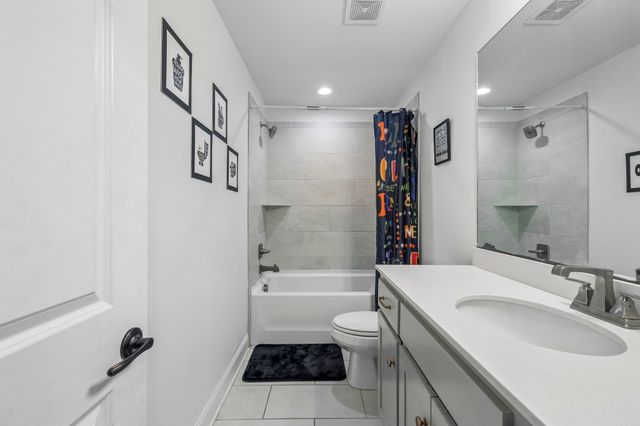 1094 Dorset Dr, Hendersonville, TN 37075