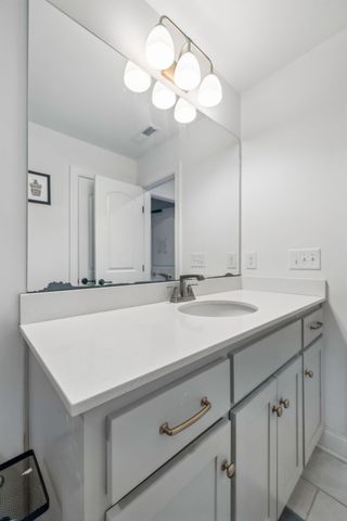 1094 Dorset Dr, Hendersonville, TN 37075