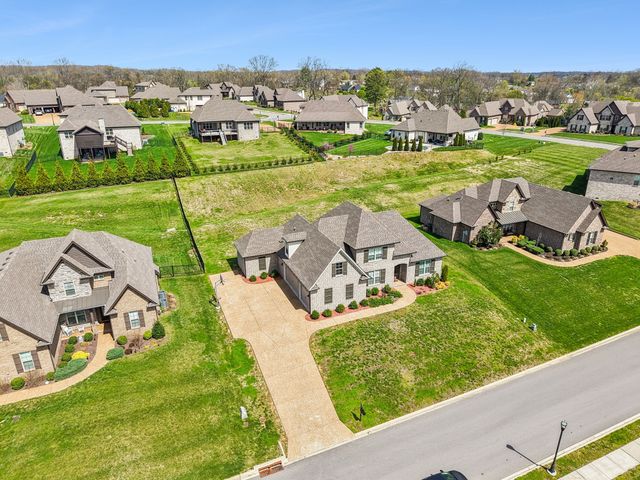 1094 Dorset Dr, Hendersonville, TN 37075