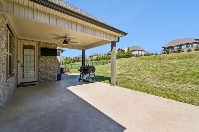 1094 Dorset Dr, Hendersonville, TN 37075