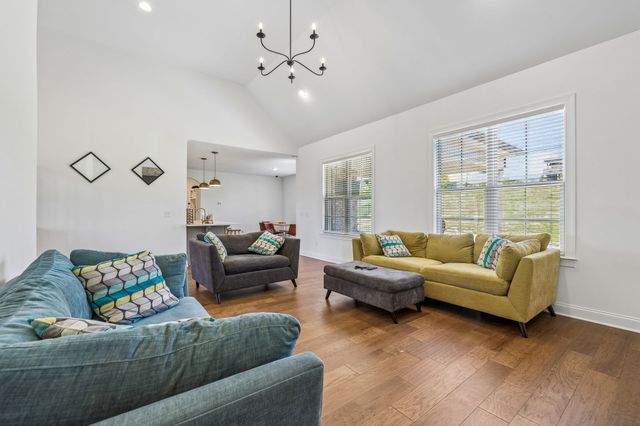 1094 Dorset Dr, Hendersonville, TN 37075